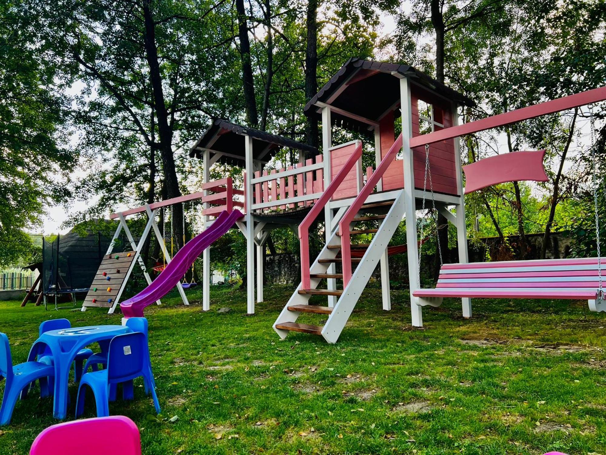 فندق Pensiunea Pink House Runcu رونكو المظهر الخارجي الصورة