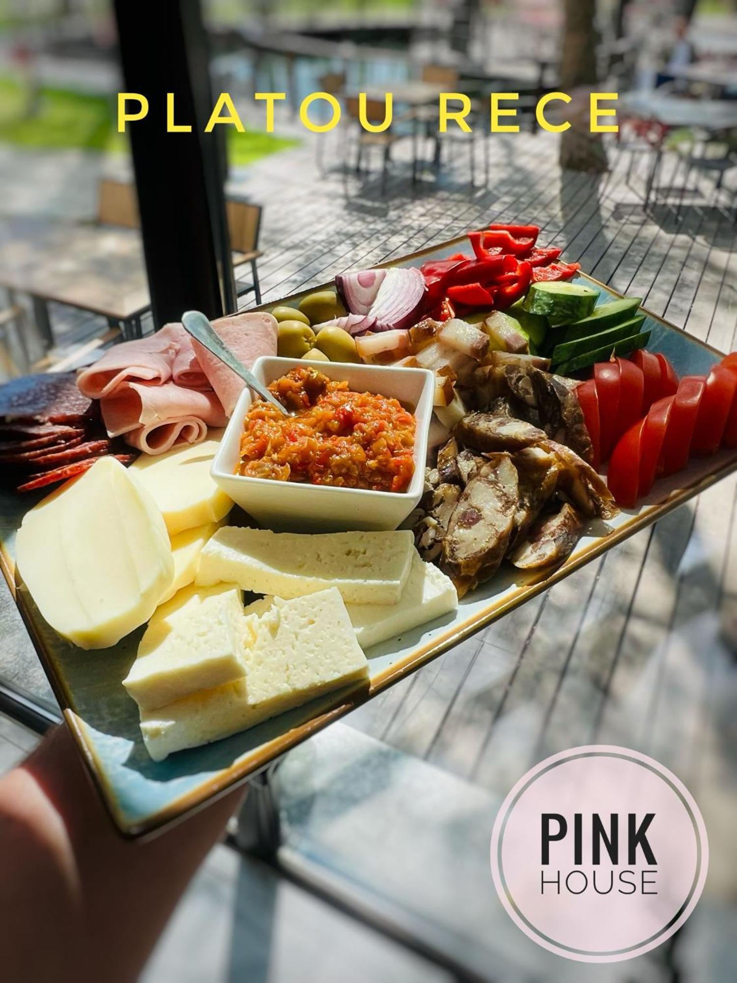 فندق Pensiunea Pink House Runcu رونكو المظهر الخارجي الصورة